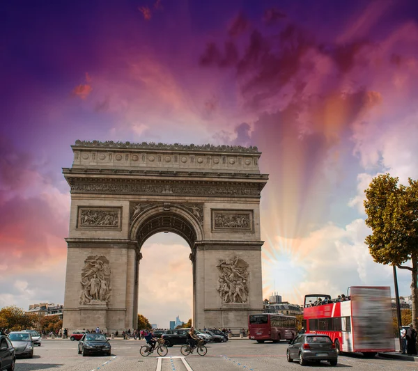 Pôr-do-sol deslumbrante sobre o Arco do Triunfo em Paris. Triunfo Arco Landm — Fotografia de Stock