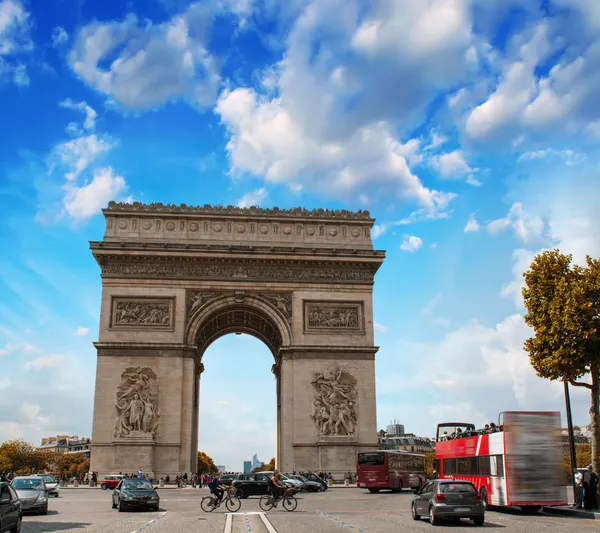 Impresionante puesta de sol sobre el Arco del Triunfo en París. Triumph Arc Landm — Foto de Stock