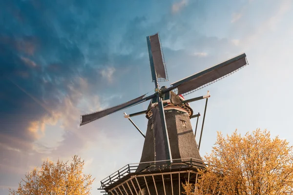 Nizozemsko. krásný výhled na větrný mlýn s barevnými obloha — Stock fotografie