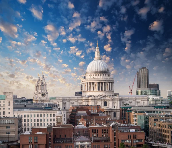 London, Großbritannien. wunderbare Luftaufnahme der Kathedrale Saint Paul — Stockfoto