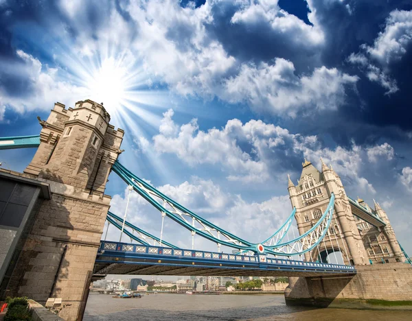 Wspaniałe struktury mostu tower bridge, na zachodzie słońca — Zdjęcie stockowe