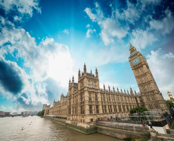 Parlamento ve river thames, Londra evleri — Stok fotoğraf