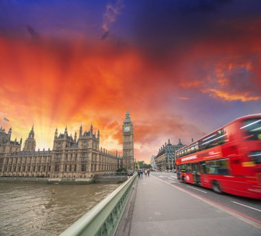 gün batımında Westminster Köprüsü trafiği.