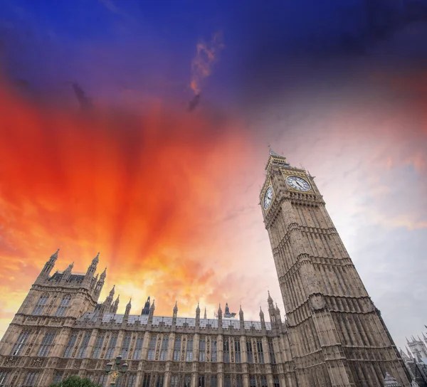 Upward view of Magnificent Big Ben Tower. — Stock Photo, Image