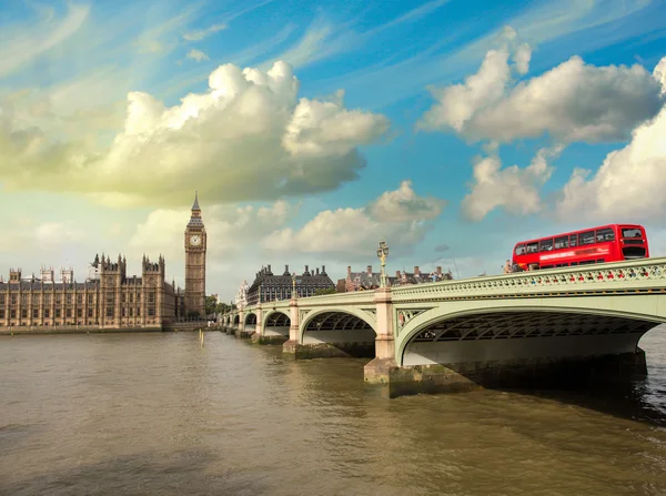 Ponte de Westminster e Casas do Parlamento ao pôr do sol — Fotografia de Stock