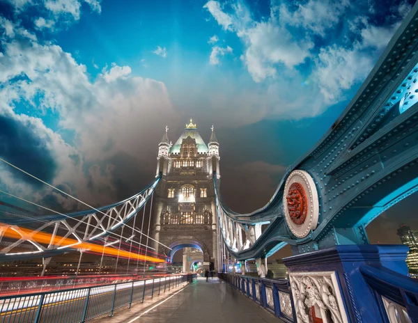 Nádherná struktura a barvy mostu tower bridge při západu slunce — Stock fotografie