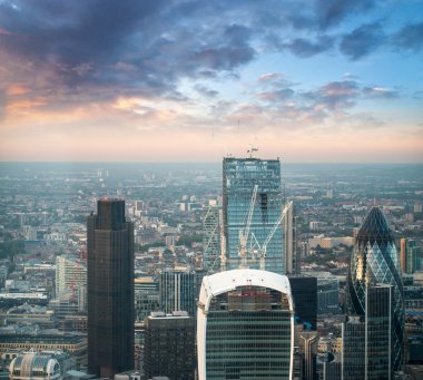 Londra. modern finans bölgesine siluetinin çarpıcı havadan görünümü