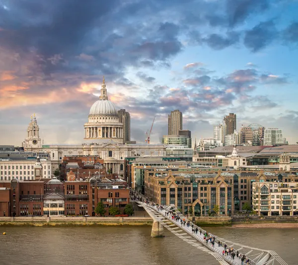 London. Beautiful aerial view of Millennium Bridge — Stock Photo, Image