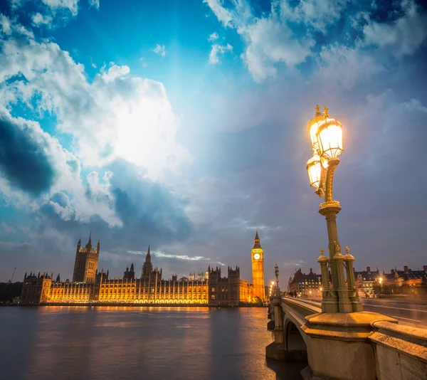 London. vacker solnedgång över westminster bridge — Stockfoto