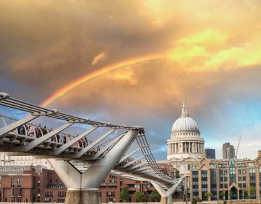 Gökkuşağının üstünde Millenium bridge Londra. St paul Katedrali