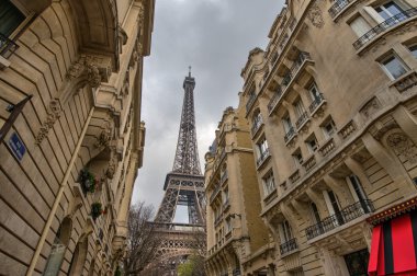 Orta Eyfel Kulesi Paris binalarla.