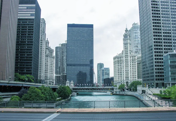 Chicago. panoramę miasta i rzekę — Zdjęcie stockowe