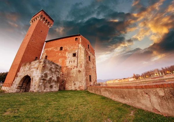 Pisa. prachtig uitzicht op de zonsondergang van oude citadel toren — Stockfoto