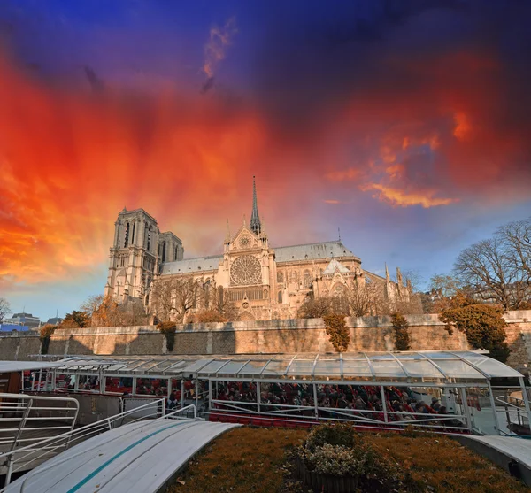 Bellissimo tramonto su Notre Dame a Parigi — Foto Stock