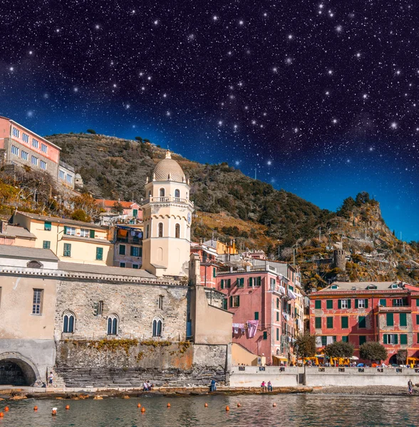 Ночь над Cinque Terre Quaint Village - Италия — стоковое фото