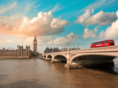 Westminster bridge ve gün batımında, Londra Parlamentosu evleri.