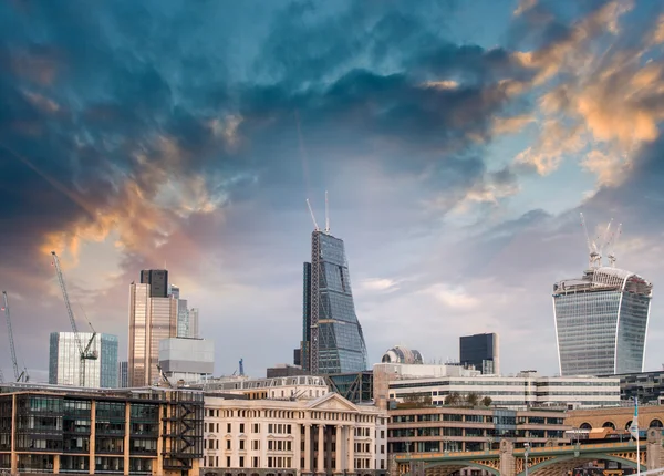 伦敦，英国。现代城市天际线的美丽日落美景 — 图库照片