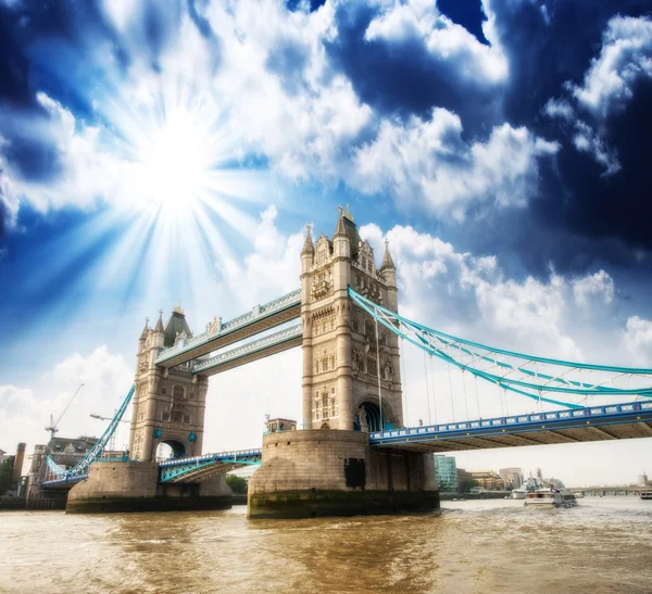 Krásný výhled na nádherné tower bridge, ikona Londýn, Velká Británie. — Stock fotografie