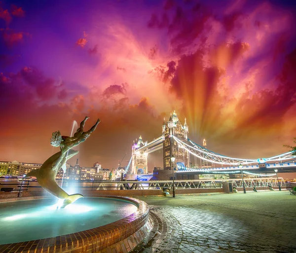 Tower Bridge e St Katharine Docks Ragazza con fontana di delfini . — Foto Stock