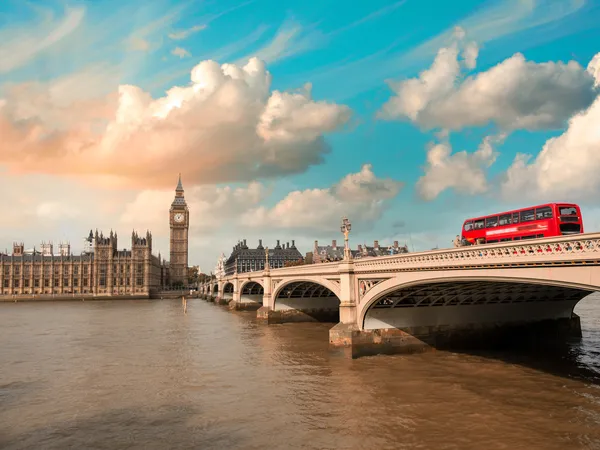 Westminster bridge en huizen van het Parlement bij zonsondergang, Londen. — Stockfoto