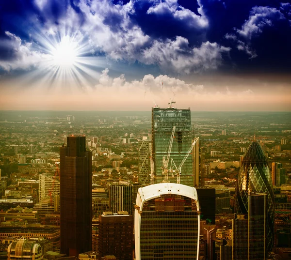 Puesta de sol sobre el horizonte moderno de Londres. Vista aérea — Foto de Stock