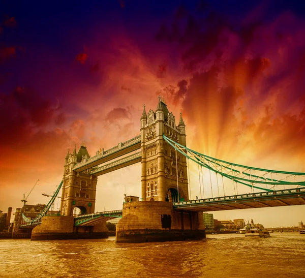 Londres. Vue latérale du Tower Bridge dans toute sa splendeur — Photo