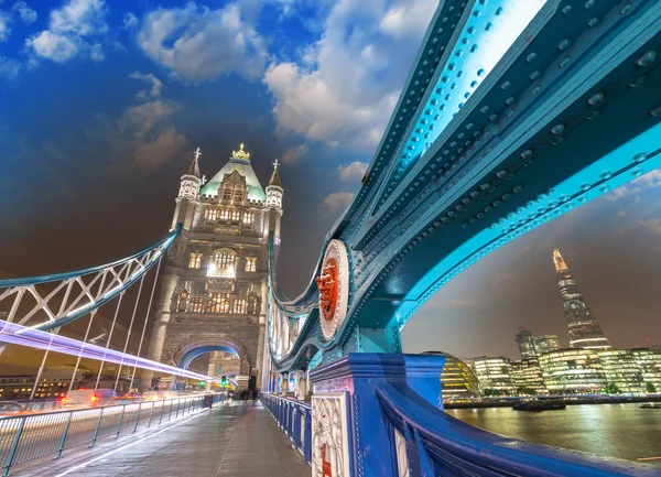 Νύχτα πάνω από την γέφυρα πύργων στο Λονδίνο. μπλε σχήματα της μεταλλικής κατασκευής — Φωτογραφία Αρχείου