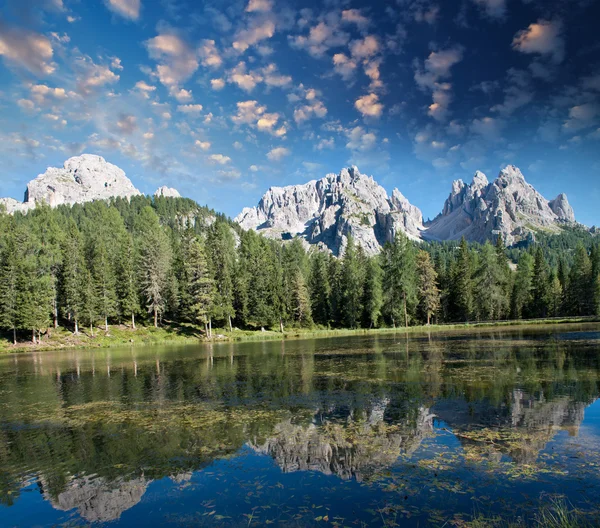 Vacker alpin landskap. bergstoppar återspeglas i en sjö — Stockfoto