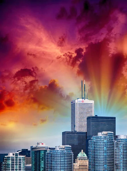 Toronto, canada. skyline van de prachtige stad op een zonnige dag — Stockfoto