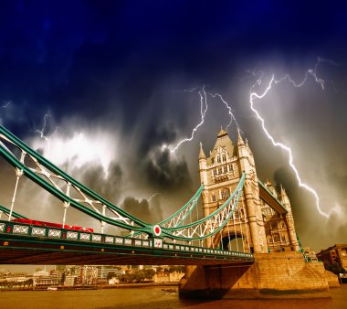 Kule Köprüsü, Londra'nın üzerinde fırtına.