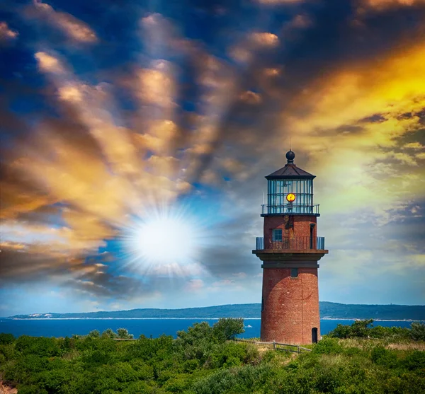 Phare sur une belle île. Coucher de soleil avec arbres et mer — Photo