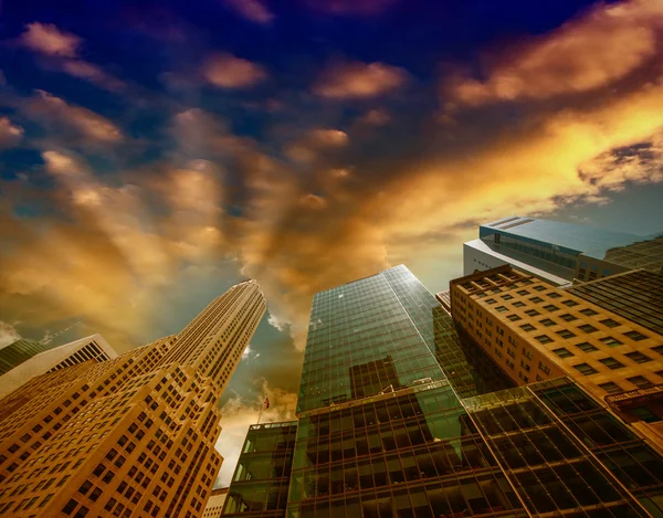 Looking up Lower Manhattan skyscrapers at sunset, New York City — Stock Photo, Image