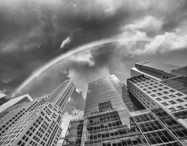 Rainbow over manhattan hemel — Stockfoto