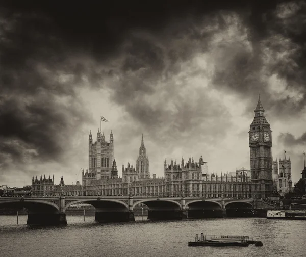Londra. big ben ile westminster bridge ile thames Nehri.