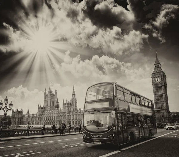 Londres. Hermosos colores del cielo sobre Westminster — Foto de Stock