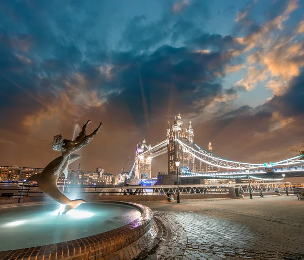 Londres. Fille avec fontaine de dauphins et vue magnifique sur Tower Bridge — Photo