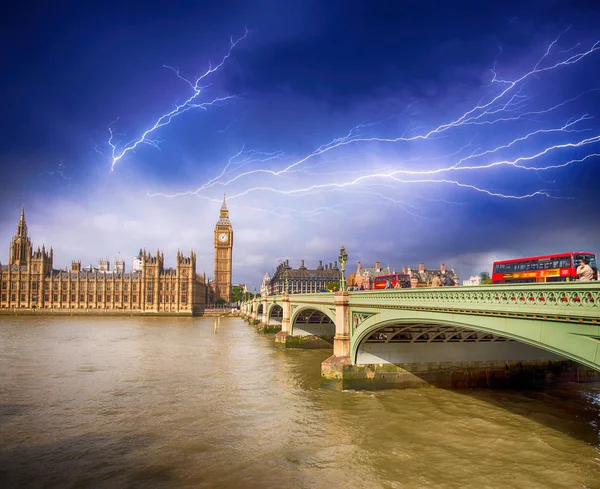 Dramatické bouřlivé nebe nad westminster bridge v Londýně. — Stock fotografie