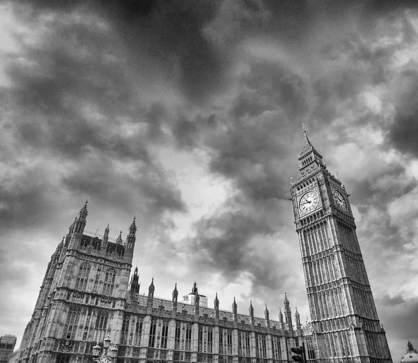 Westminster Sarayı ve büyük ben Kulesi — Stok fotoğraf