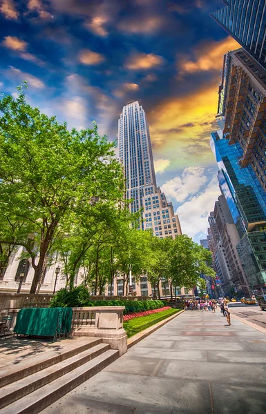 Grattacieli di New York sulla 5th Avenue, vicino alla Biblioteca Pubblica . — Foto Stock