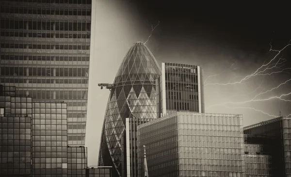 Tormenta en Londres. Mal tiempo sobre el horizonte de la ciudad — Foto de Stock