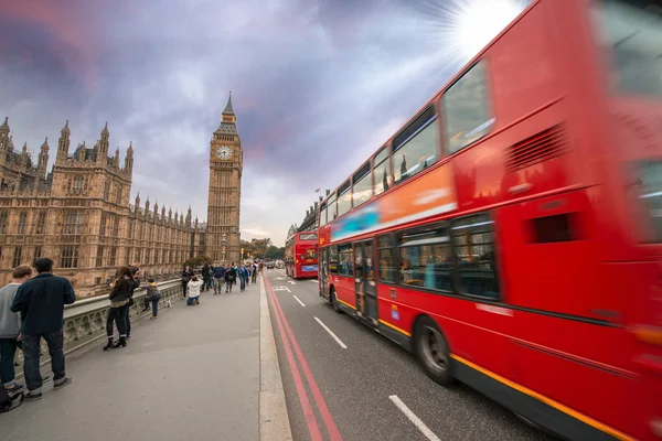 El icónico autobús rojo de dos pisos se acelera en el puente de Westminster — Foto de Stock