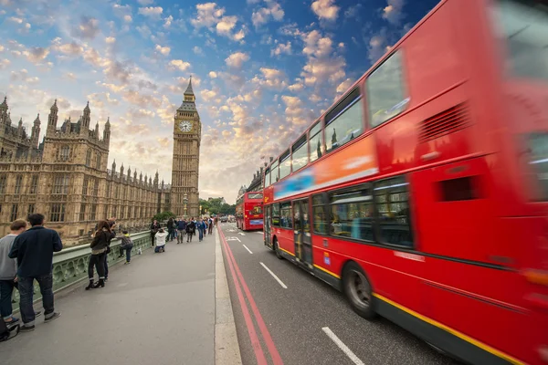 Autobús rojo icónico pasando por Westminster Bridge en Londres —  Fotos de Stock