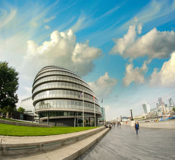 London. strandpromenaden längs floden Themsen, södra sidan — Stockfoto