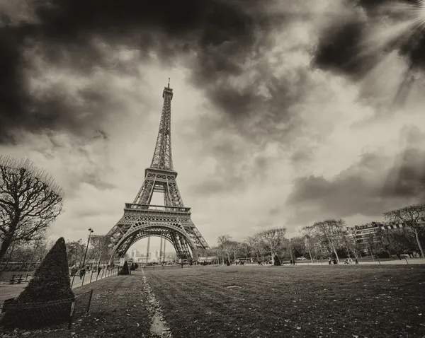 París. Impresionante puesta de sol sobre la Torre Eiffel . —  Fotos de Stock