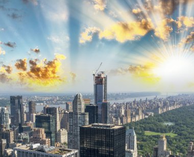 New york. Central Park'a gökdelenler çevreleyen ile gün batımında