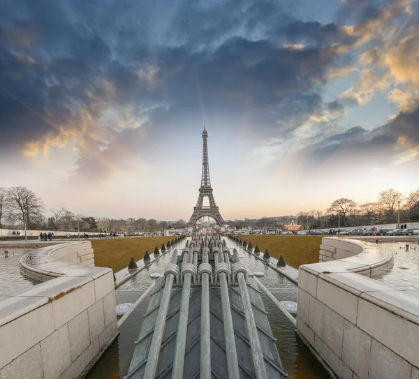 Ла Тур Эйфель, Париж. Цвета заката над знаменитой башней, вид спереди — стоковое фото