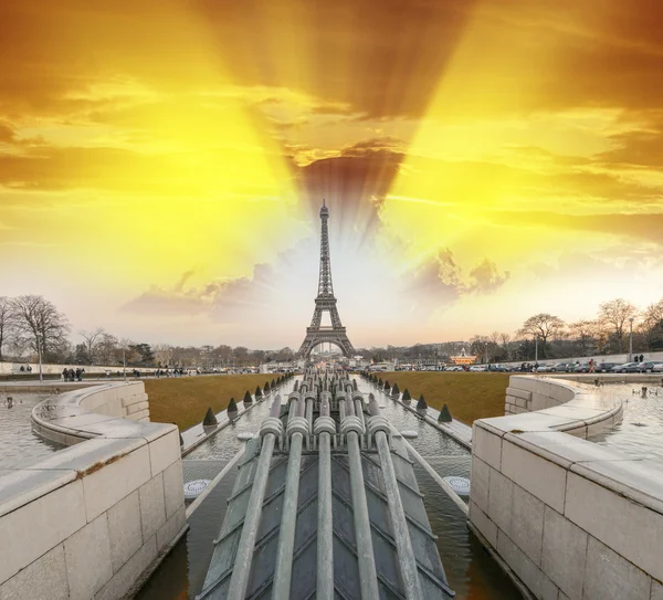La Tour Eiffel, Paris. Cores do por do sol sobre a torre famosa, vista fro — Fotografia de Stock