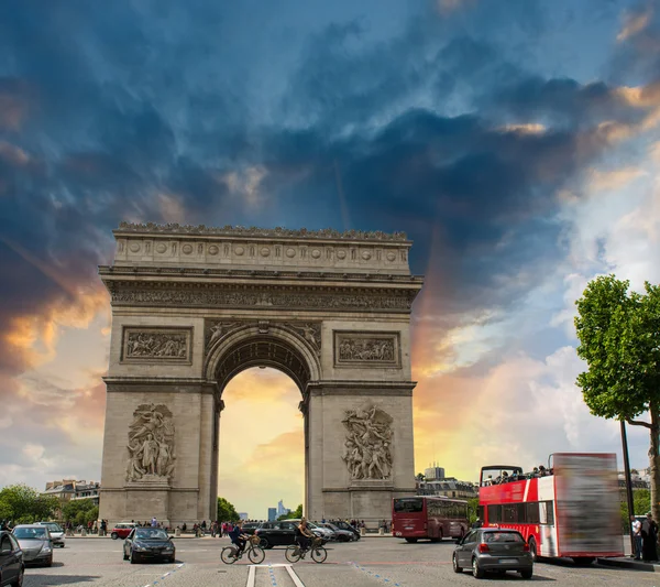 Prachtige zonsondergang over de arc de triomphe in Parijs. Triumph des Willens boog landm — Stockfoto