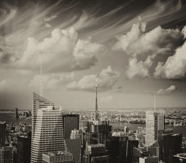 New York City. Veduta aerea dello skyline di Manhattan con midtown bui — Foto Stock