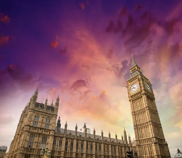 London. Gatuvy över westminster palace och big ben tornet på en — Stockfoto